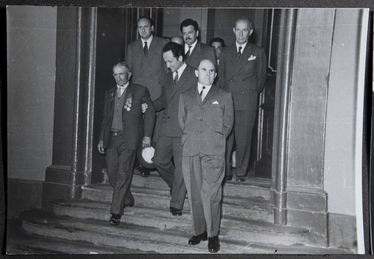 Reggio Emilia, 1955, Sala del Tricolore, Festeggiamenti per l'80° di Alcide Cervi, Alcide Cervi esce dalla Sala del Tricolore
